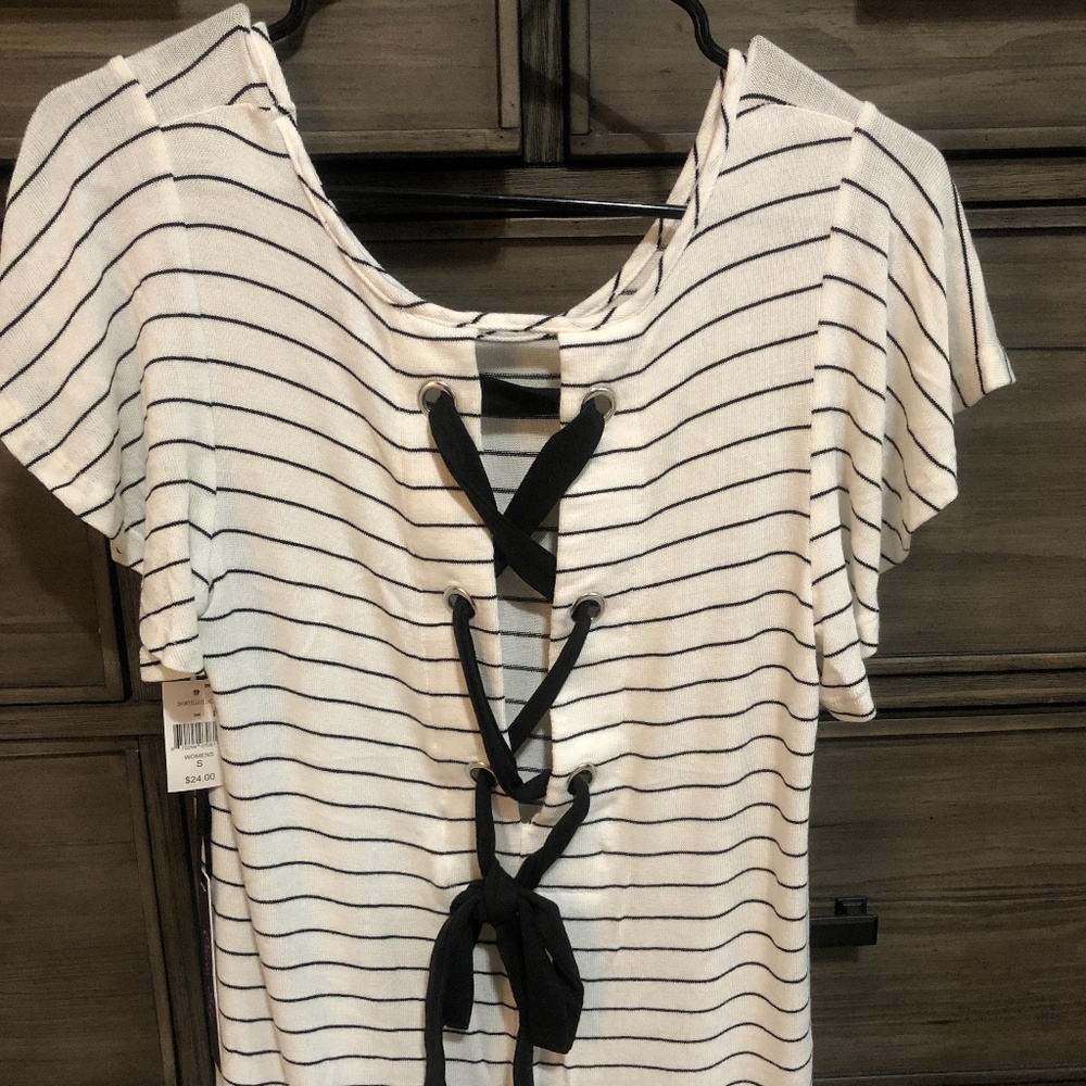 Tunic with tie back and ruffled sleeve
